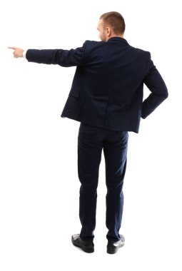 Beyaz arka plan üzerinde duran genç iş coach