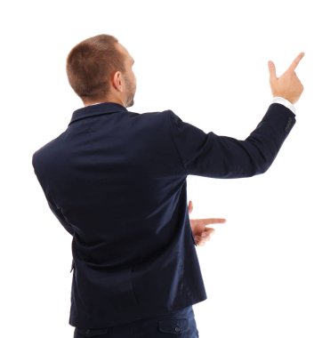 Beyaz arka plan üzerinde duran genç iş coach