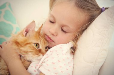 Kırmızı kedi ile sevimli küçük kız