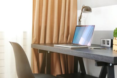 Çalışma alanı laptop üstünde okul sırası ile