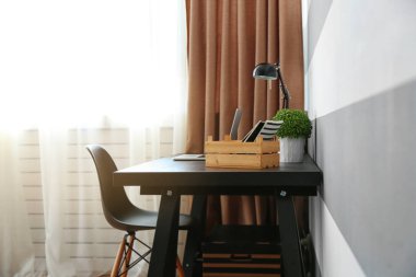 Çalışma alanı laptop üstünde okul sırası ile