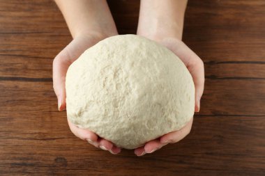 çiğ hamur holding eller