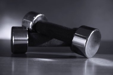 Ahşap yüzey üzerinde halter