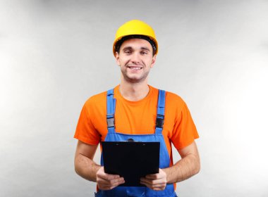 Yakışıklı depo işçisi  