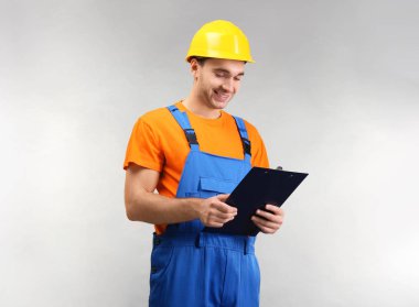 Yakışıklı depo işçisi  