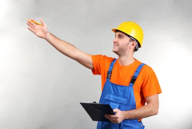 Yakışıklı depo işçisi  