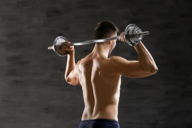 Sportif adam egzersizleri yapıyor