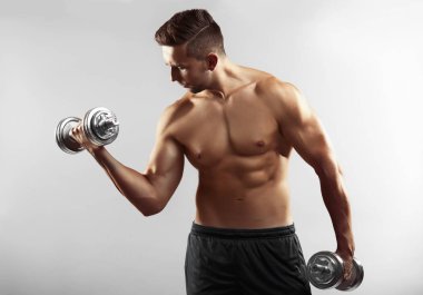 Sportif adam egzersizleri yapıyor