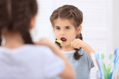 Diş fırçalama komik küçük kız 