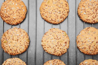 Raf pişirme üzerinde Mısır gevreği kurabiye