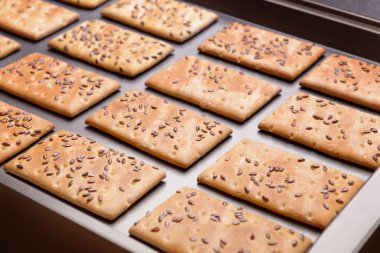 Mısır gevreği kurabiye pişirme tepsisi üzerinde