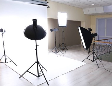 Işık ekipmanlı fotoğraf stüdyosu