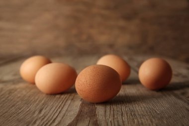 Ahşap tahta üzerinde çiğ yumurta