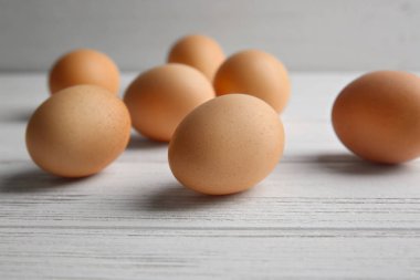 Ahşap tahta üzerinde çiğ yumurta