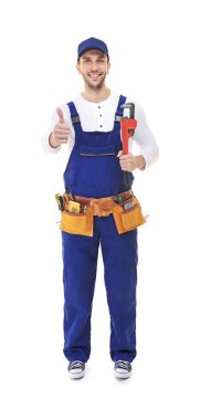 Vida-anahtarı tutan gülümseyen tesisatçı 