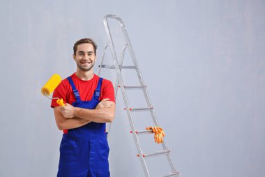 Yakışıklı işçi boya silindiri ile 