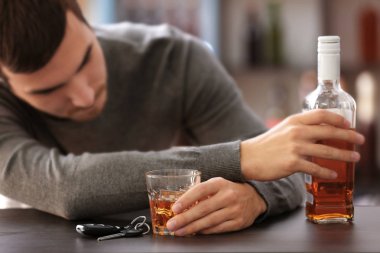 Dostum, bar ile sarhoş araba anahtarı ve alkollü içecek, portre. Yok içki ve sürücü kavramı