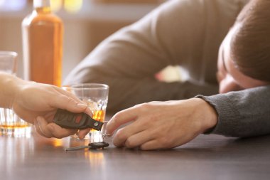 Bar, closeup sarhoş adam arabanın anahtarını alarak kadın. Yok içki ve sürücü kavramı