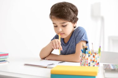 Şirin küçük çocuk.  