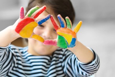 Şirin küçük çocuk.  