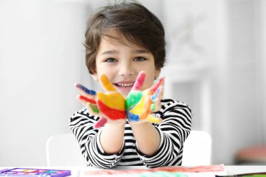 Şirin küçük çocuk.  