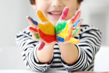 Şirin küçük çocuk.  