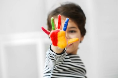 Şirin küçük çocuk.  