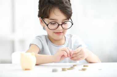 Şirin küçük çocuk.  