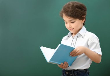 Şirin küçük çocuk.  