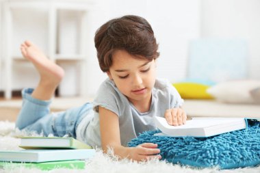 Şirin küçük çocuk.  