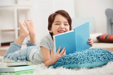 Şirin küçük çocuk.  