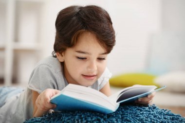 Şirin küçük çocuk.  