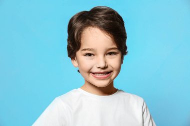 Şirin duygusal küçük çocuk