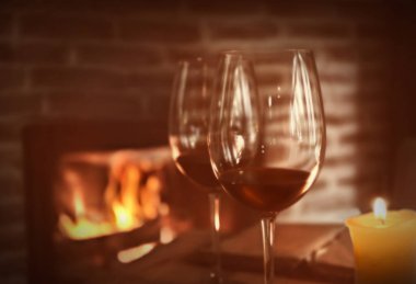 Bir kadeh kırmızı şarap.