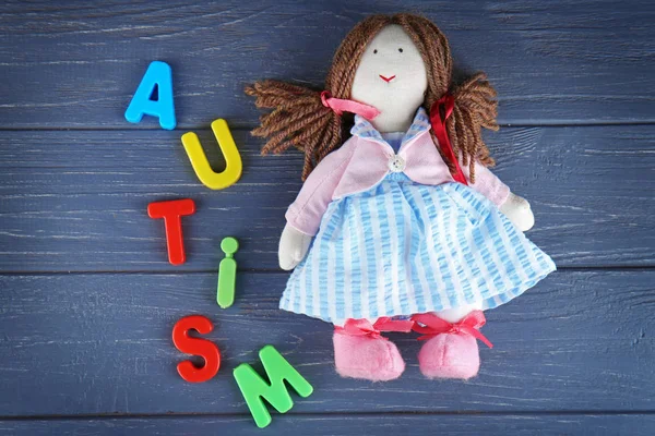 Autyzm słowo z lalką — Zdjęcie stockowe