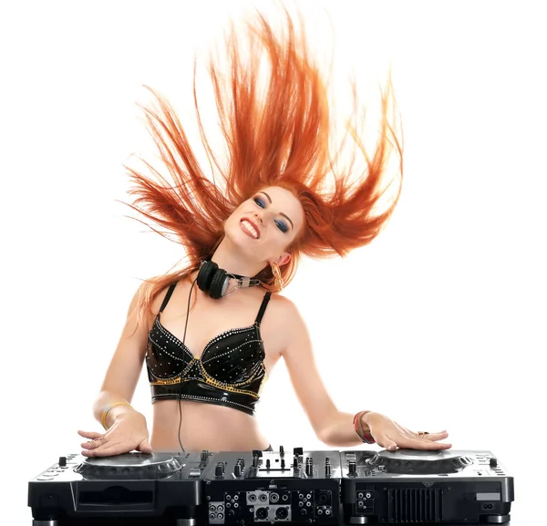 Hermosa hembra dj mezcla de música sobre fondo blanco — Foto de Stock