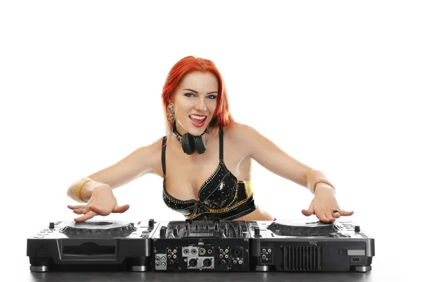 Linda dj feminino misturando música no fundo branco — Fotografia de Stock