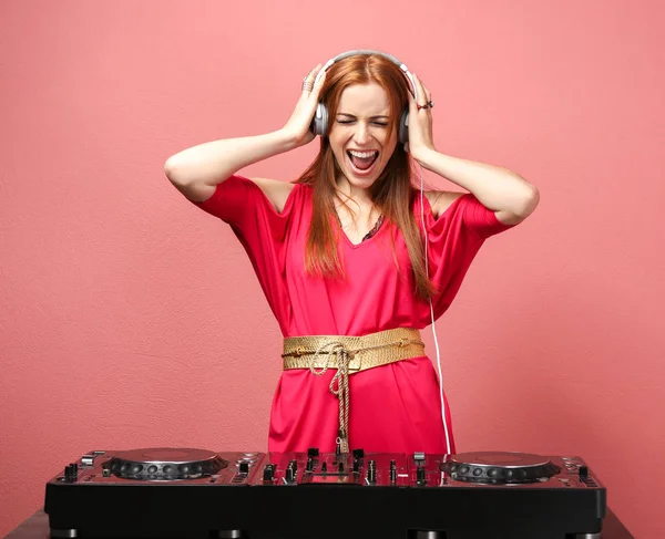 DJ miksowania muzyki na kolor tła — Zdjęcie stockowe