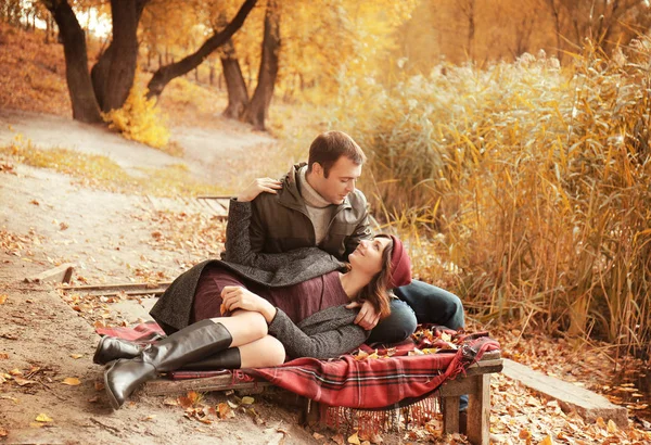 Paar im Herbstpark — Stockfoto