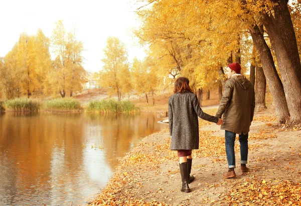 Casal no parque de outono — Fotografia de Stock