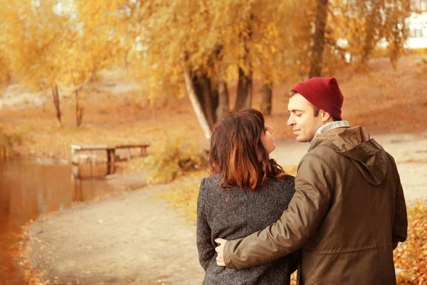 Pareja en el parque de otoño —  Fotos de Stock