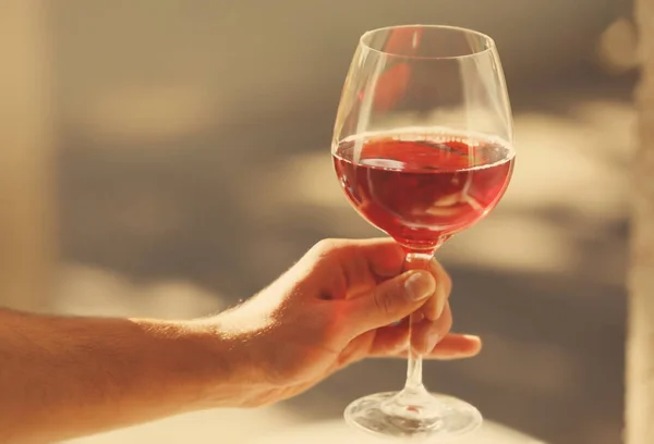 Männliche Hand hält Glas mit Wein — Stockfoto