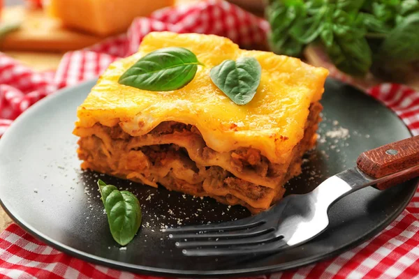 Assiette avec de délicieuses lasagnes — Photo