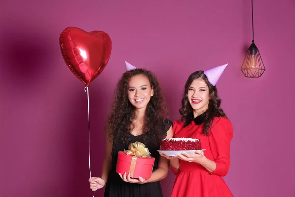 Jeunes femmes à la fête d'anniversaire — Photo