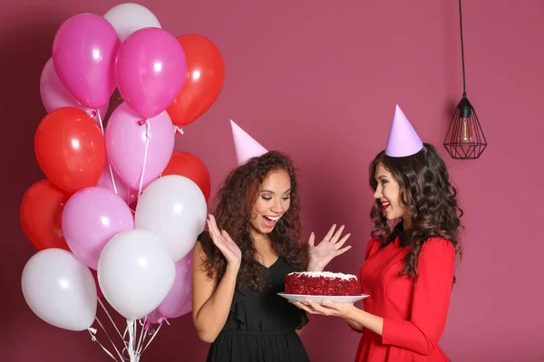 Mulheres jovens na festa de aniversário — Fotografia de Stock