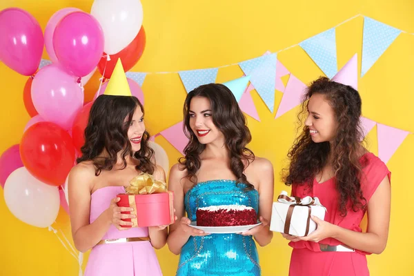 Giovani donne alla festa di compleanno — Foto Stock
