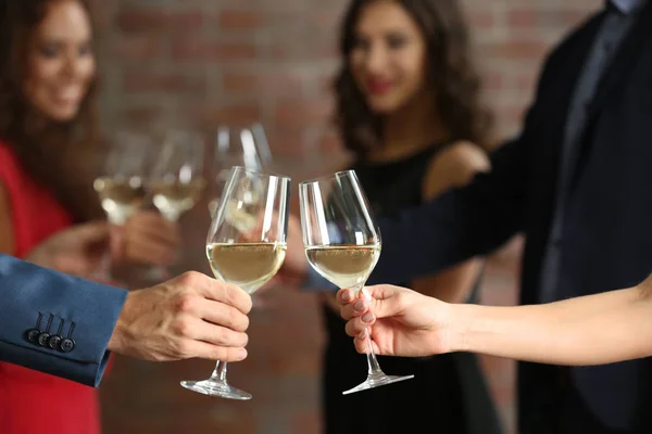 Mãos Femininas Masculinas Torradas Com Copos Vinho Branco Close — Fotografia de Stock