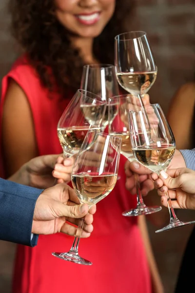 Pessoas Brindando Com Copos Vinho Branco Close — Fotografia de Stock