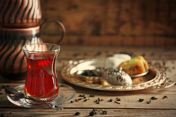 伝統的なガラスのトルコ茶 — ストック写真