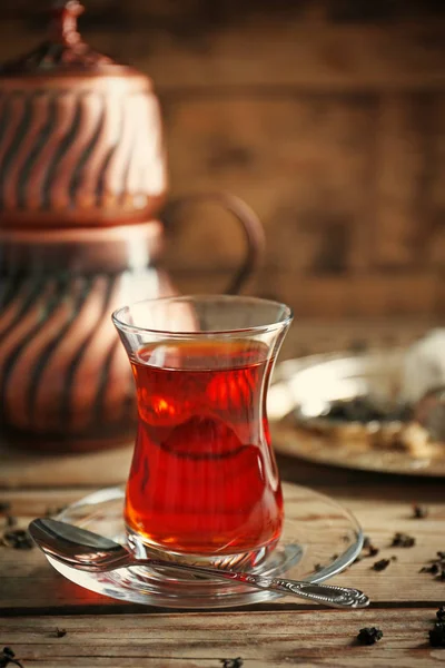 Turecka herbata w tradycyjnym szkle — Zdjęcie stockowe